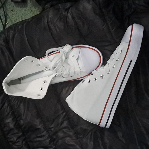 Sneakers Size 11 - Picture 4 of 4